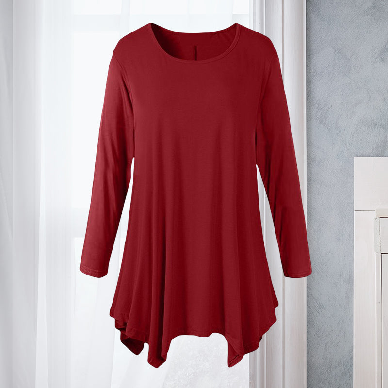 Myk ensfarget bluse for kvinner med rund hals og lange ermer. Luftig og komfortabel for sommerdager.