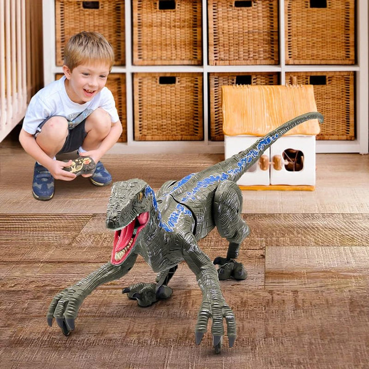 Dynamisk bilde av en fjernstyrt T-Rex leketøy dinosaur som går, med brølfunksjon og skinnende LED-øyne.