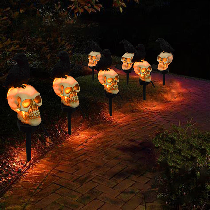 Realistisk harpiks hodeskalle og kråke på gotisk solcellelampe. Spesiell hagedekorasjon.