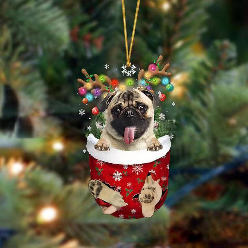 Søt hundedekorasjon i akryl som julestrømpe anheng. Ideell julegave for hundeeiere.