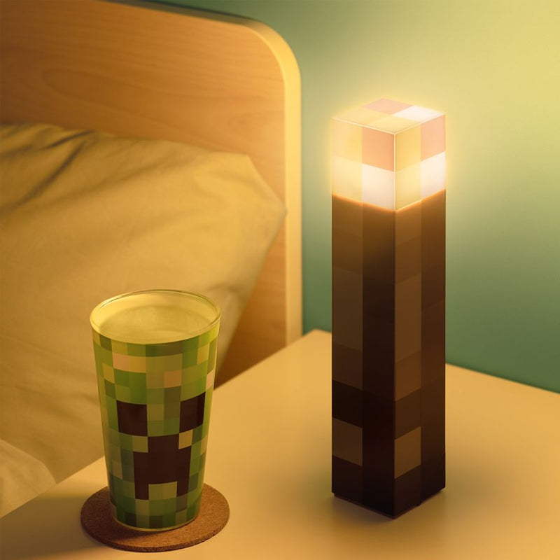 Autentisk Minecraft fakkellampe med LED-lys. Kreativ dekorasjon og funksjonell belysning.