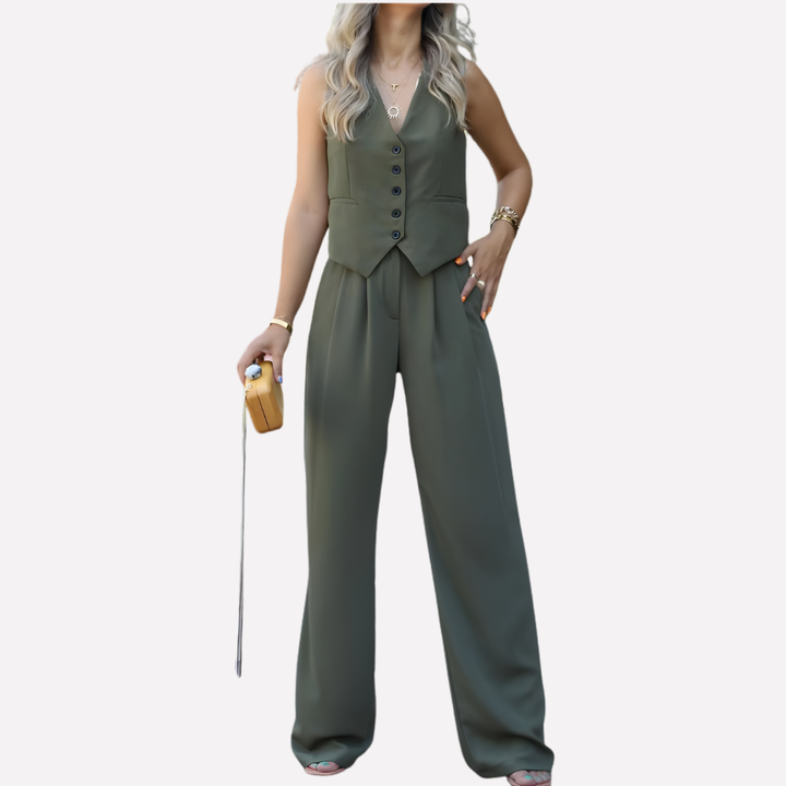 Stilig kvinnesett i mykt stoff. Ermeløs vest og matchende bukser for en elegant, komfortabel look.