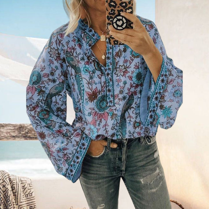Løs passform damebluse med detaljert påfugltrykk, lange ermer og knapper, elegant og mønstret.
