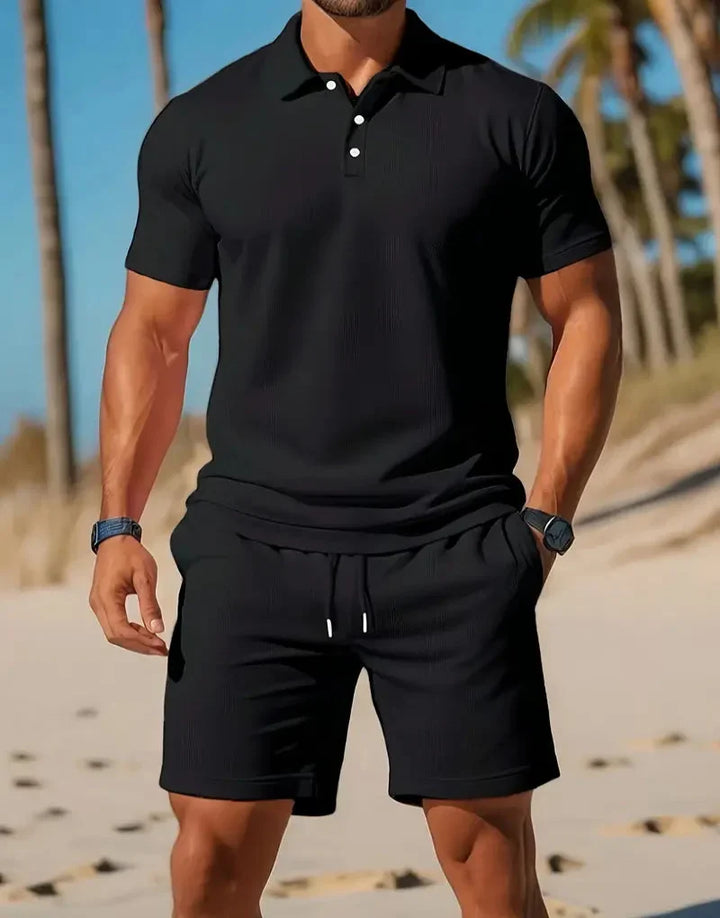 Trendy todelt herresett i pustende materiale; komfortabel kortermet topp og shorts for sommer og fritid.