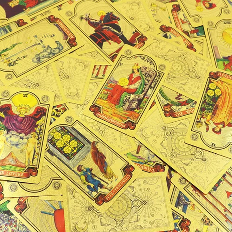 Håndplukket gullfolie tarotstokk, designet for mystikk, intuisjon og dyp innsikt.