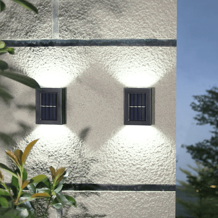 Moderne solcelle LED lampe. Veggmontert utendørs belysning. Perfekt for hagebelysning, vanntett og energieffektiv.
