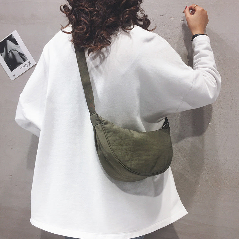 Unisex halvmåne crossbody-veske i nylon, elegant og praktisk for hverdagsbruk.