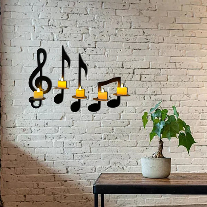 Moderne svart metall lysestake formet som musikknoter. Elegant og funksjonell veggdekorasjon.