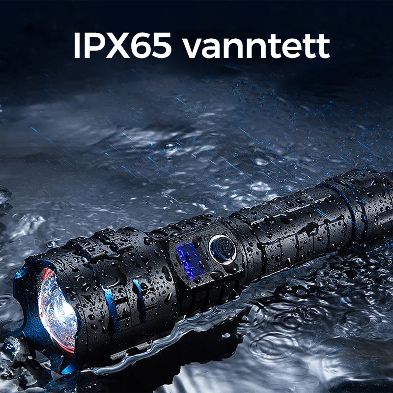 Nærbilde av ergonomisk grep på taktisk 2400 lumen lommelykt. Gir sikkert hold, vanntett design.