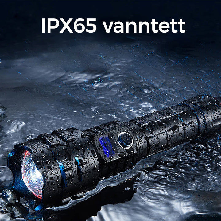 Nærbilde av ergonomisk grep på taktisk 2400 lumen lommelykt. Gir sikkert hold, vanntett design.