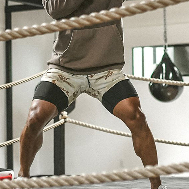 Sorte herre 2-i-1 løpeshorts med innebygd kompresjon for støtte under trening.