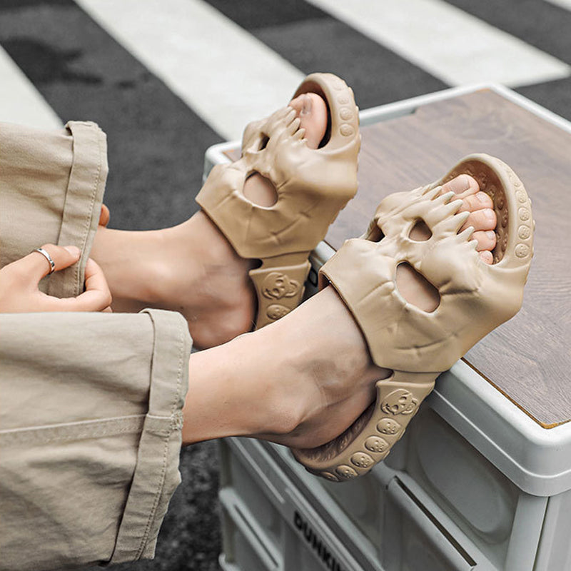 Kaki tøfler med skallemønster, komfortable for både sommer og vinter.