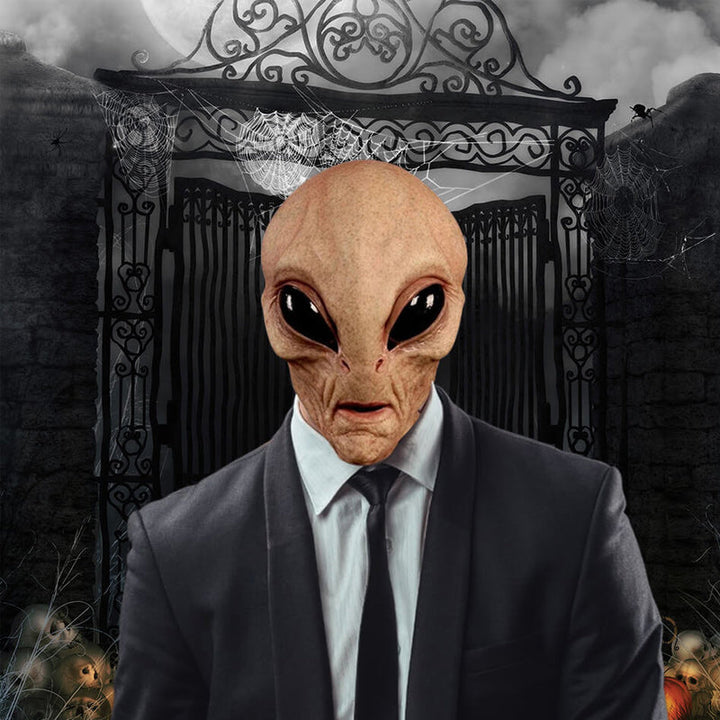 Gjør Halloween ekstra skummel med denne realistiske alien masken for voksne kostymer.