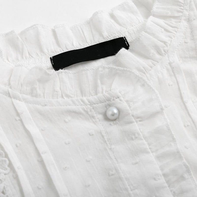 Hvit langermet bluse til kvinner med elegante utsvingede ermer. Ensfarget og uformell skjorte.