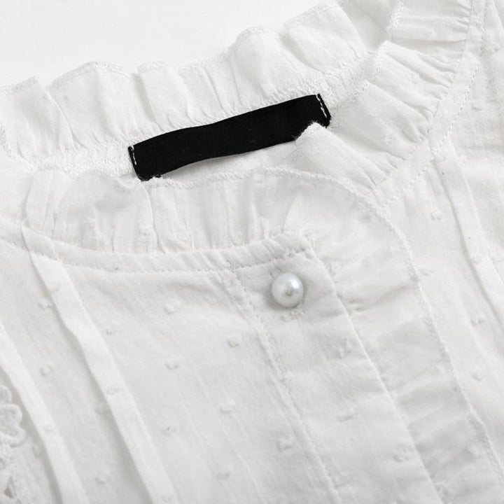 Hvit langermet bluse til kvinner med elegante utsvingede ermer. Ensfarget og uformell skjorte.