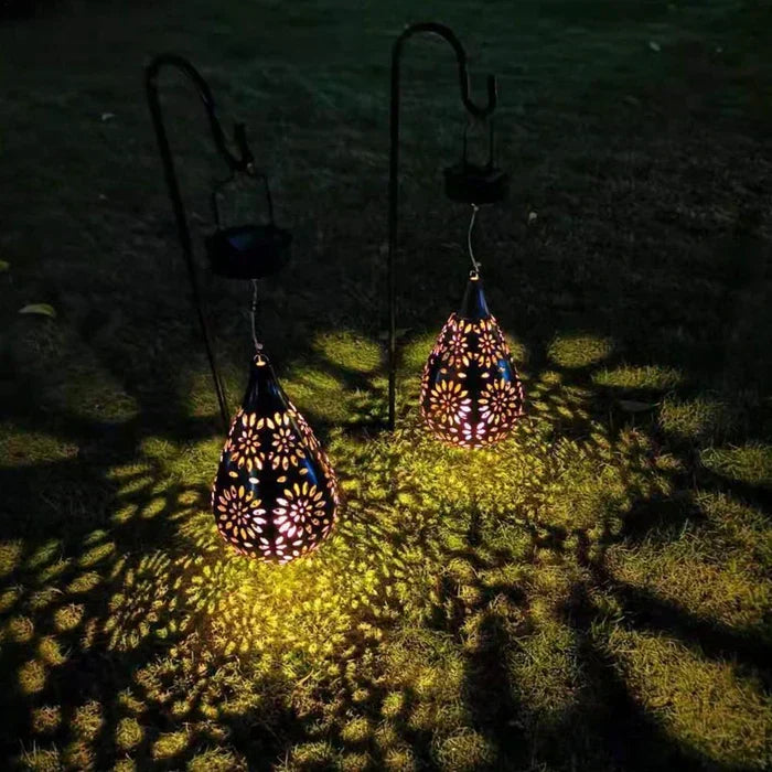 Dekorativ solcellelampe med unikt blomsterdesign. Perfekt for stemningsfull og energisparende utendørs belysning.