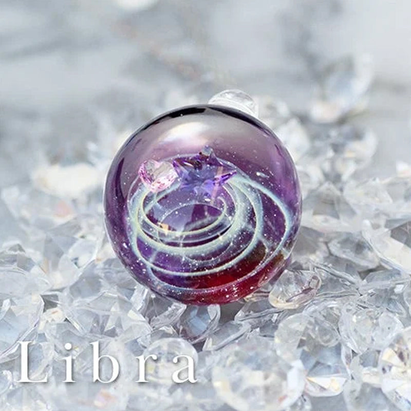 Trendy unisex tilbehør: Kosmisk stjernehalskjede med glitrende glassperle.
