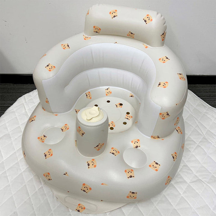 Barneprodukt: Lysfarget oppblåsbar babysofa med sittestøtte, klar for babyens sittestart.