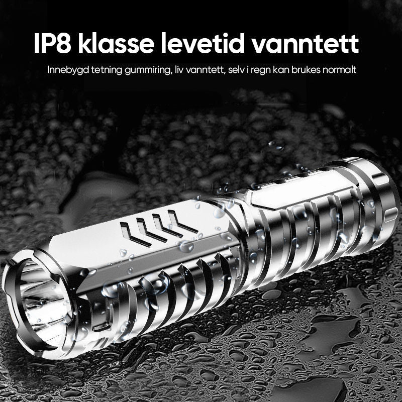 Sterk LED-lommelykt, perfekt som turutstyr for camping og friluftsliv, robust og tåler vann. Viktig for nødsituasjon.