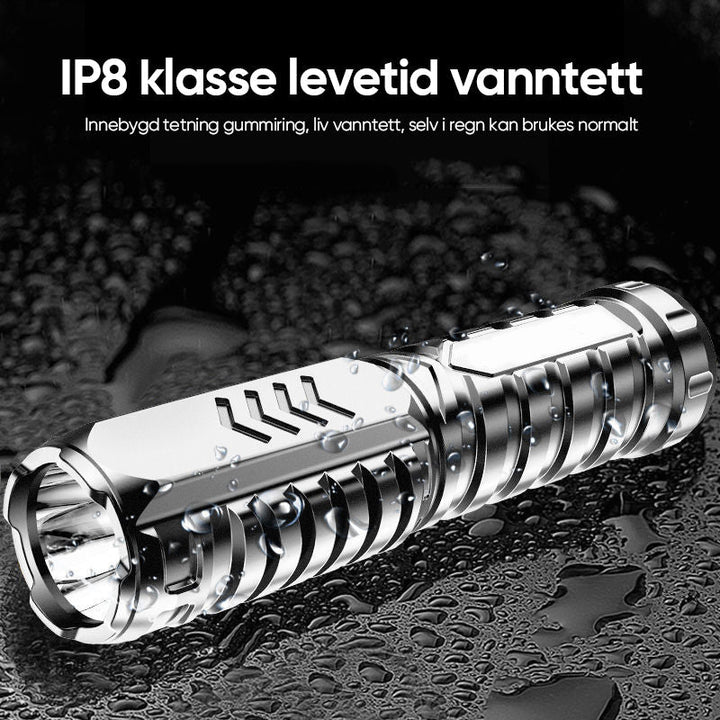 Sterk LED-lommelykt, perfekt som turutstyr for camping og friluftsliv, robust og tåler vann. Viktig for nødsituasjon.