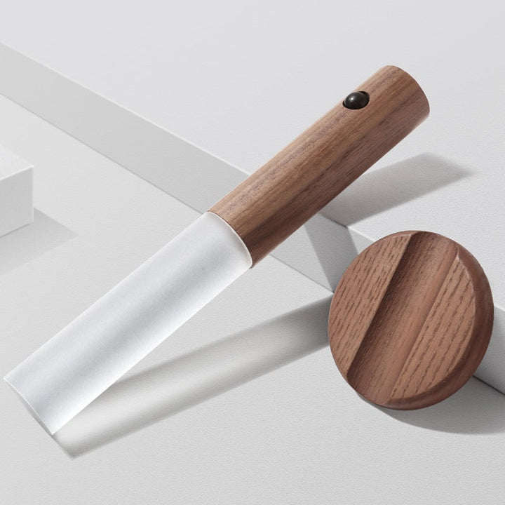 Moderne 360° roterbar LED-vegglampe i valnøtt. Minimalistisk design, oppladbar for elegant interiør.