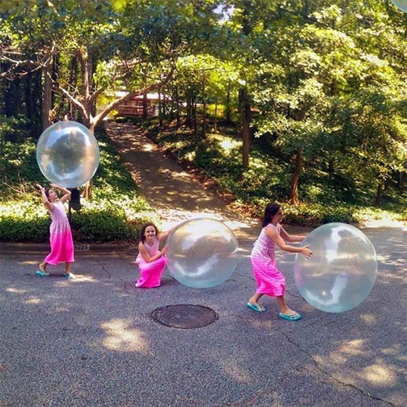 Oppblåsbar bubble ball i gresset, rivbestandig TPR-ball som lover timevis med utelek for barn.