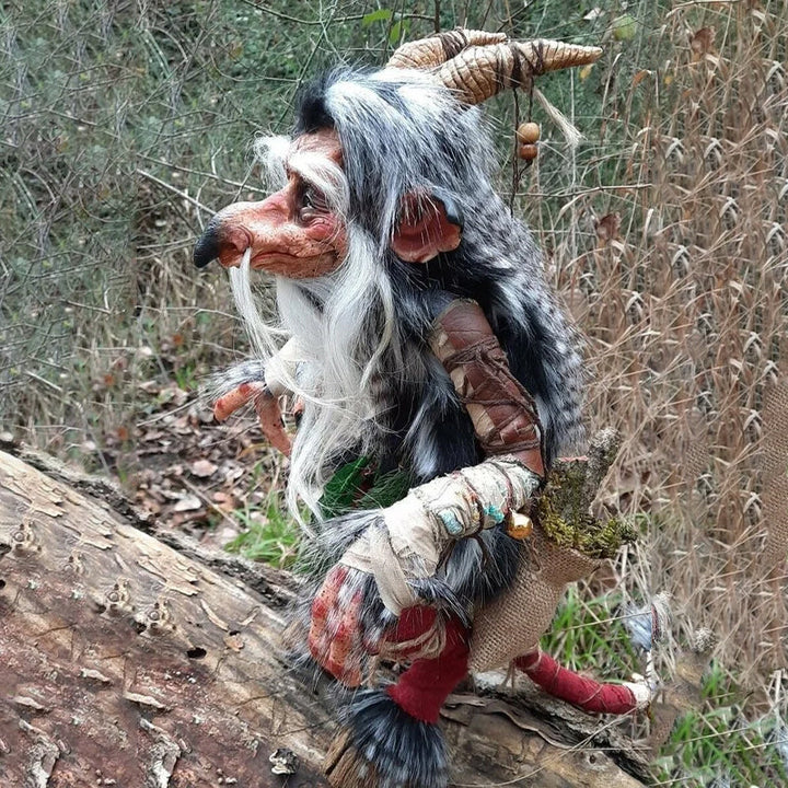 Detaljrik harpiksfigur: En sittende goblin til hage og utendørsdekor.