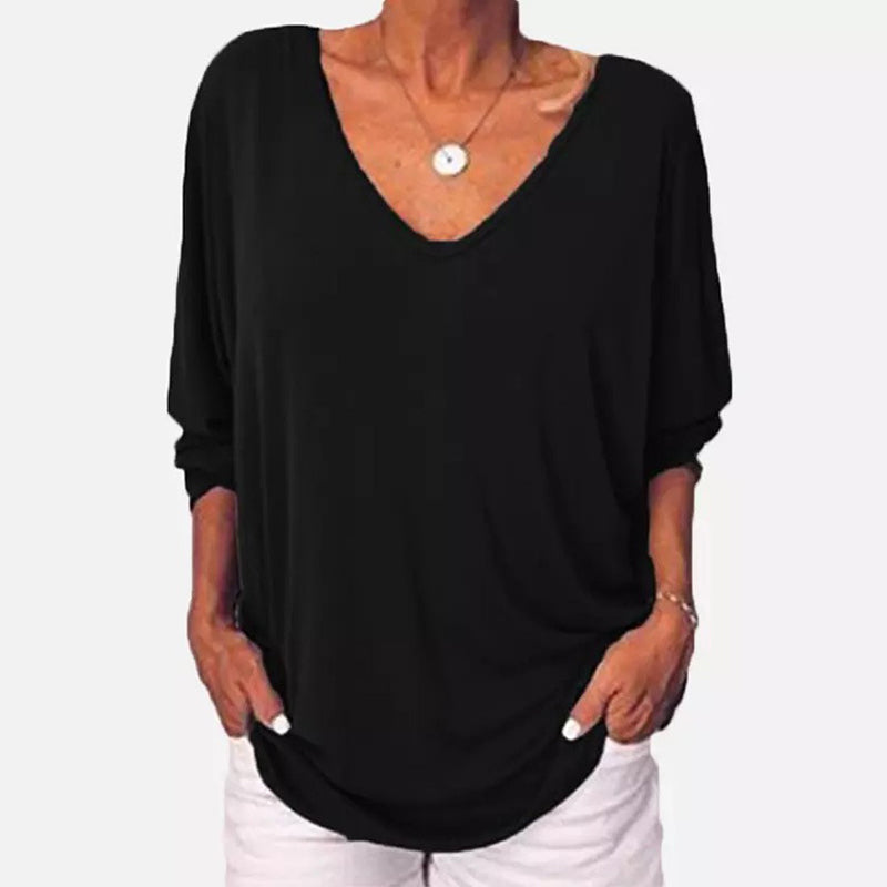 Elegant v-hals damebluse med 3/4 ermer og unike ryggknapper. Perfekt fritidstopp for kvinner.