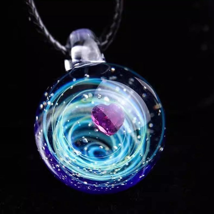 Kosmisk stjernehalskjede for menn og kvinner, med unik glitrende glassperle.