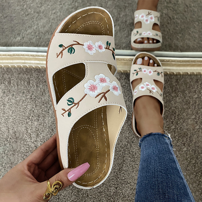 Nærbilde av ortopedisk kile sandal såle. Ergonomisk buet støtte for kvinner som søker komfort sko.