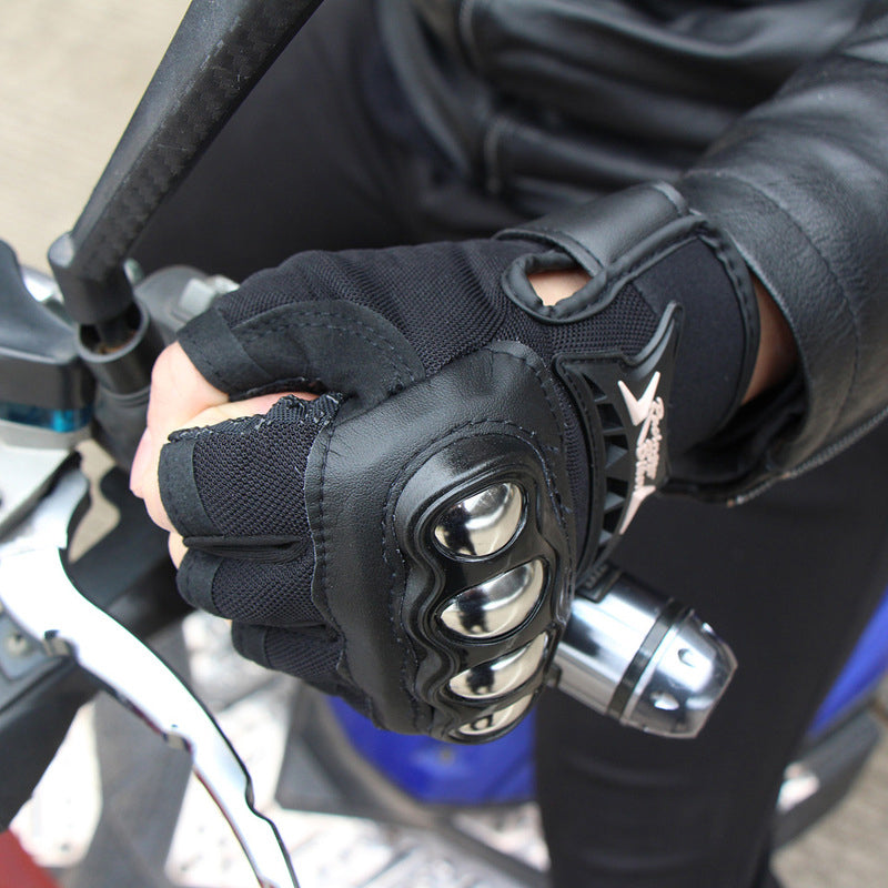 Robuste svarte motorsykkelhansker for menn med ergonomisk knokebeskyttelse og lang holdbarhet.