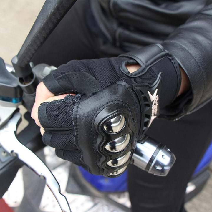 Robuste svarte motorsykkelhansker for menn med ergonomisk knokebeskyttelse og lang holdbarhet.