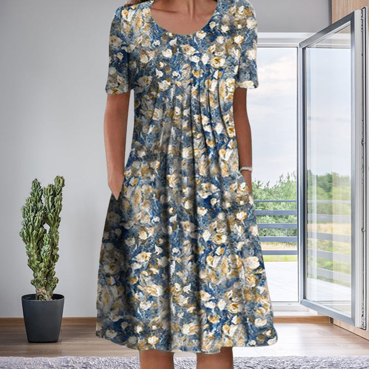 Modell viser stilig kortermet sommerkjole med blomster. Komfortabel og moteriktig damekjole i polyester.