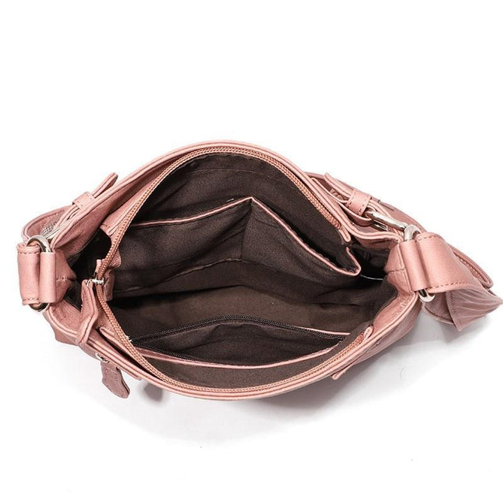 Moderne dame med vanntett crossbody-veske i PU-lær, klar for en aktiv hverdag og urbane reiser.