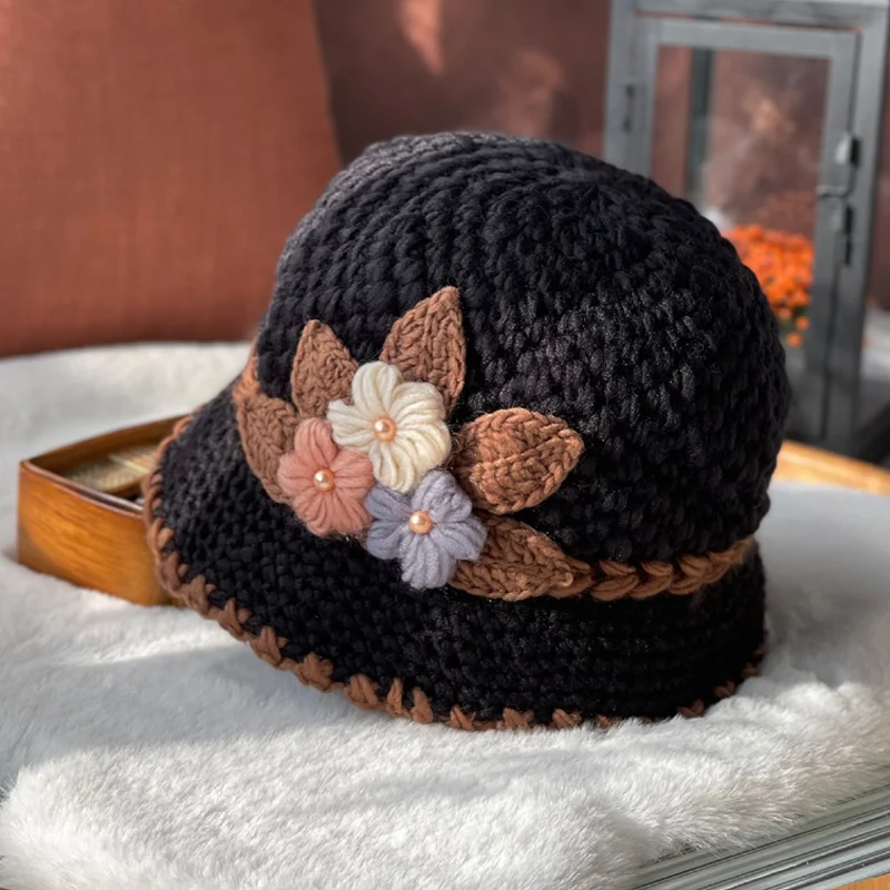 Elegant og varm strikket lue for kvinner, med fransk inspirert blomstermønster. Hodeplagg i ull.