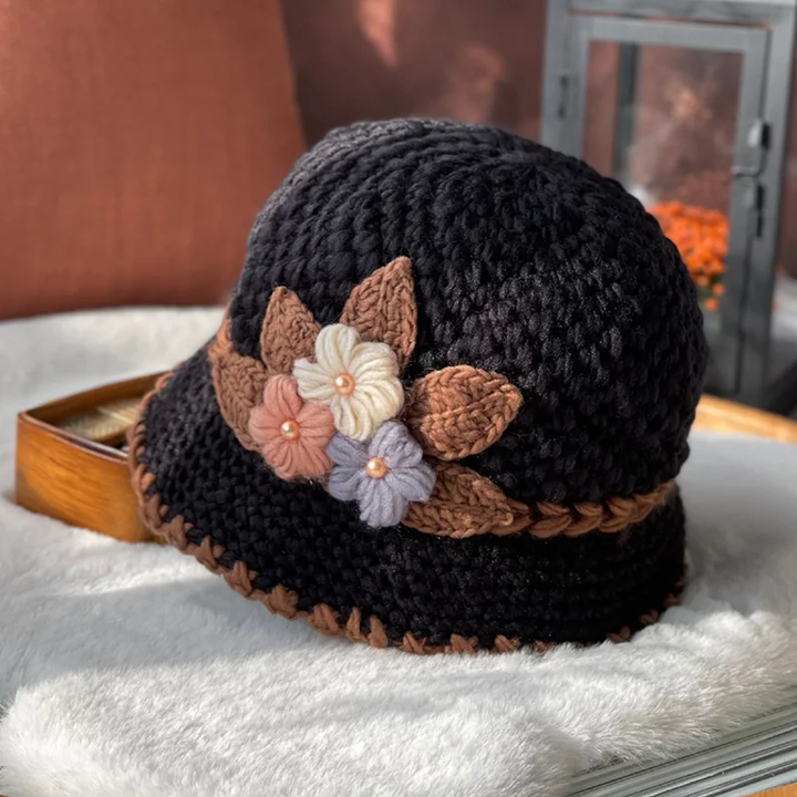 Elegant og varm strikket lue for kvinner, med fransk inspirert blomstermønster. Hodeplagg i ull.