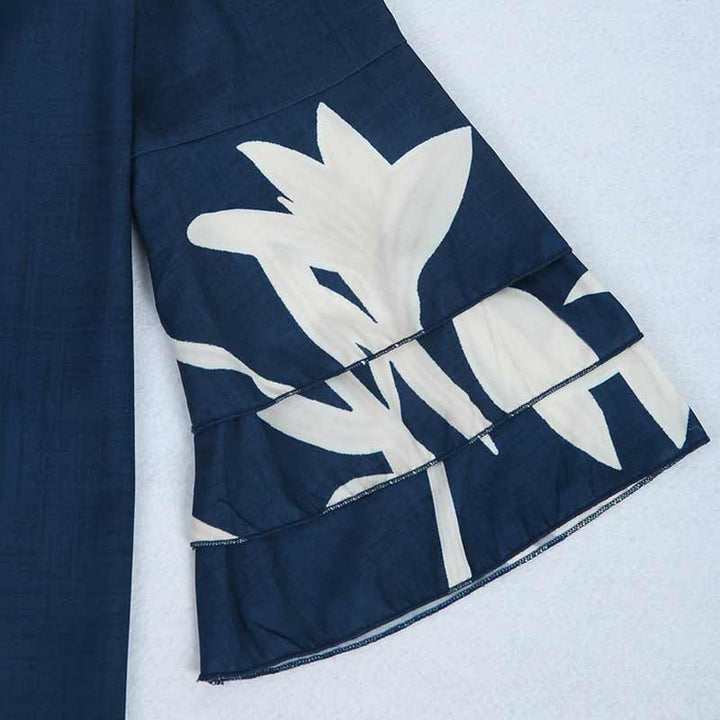 Dame minikjole med klokkeermer og et fargerikt sommerlig print. Elegant design egnet for både hverdag og fest.