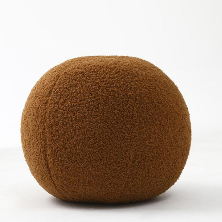 Myk, rund plysjpute i bouclétekstur. Perfekt dekorpute for sofa i stue eller seng i soverom.