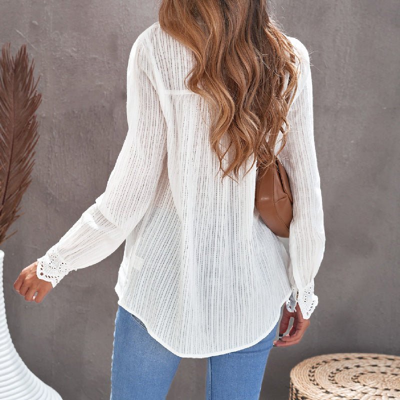 Lys, langermet kvinnebluse med blonder. En ny, elegant topp som passer til vår, sommer og høst.