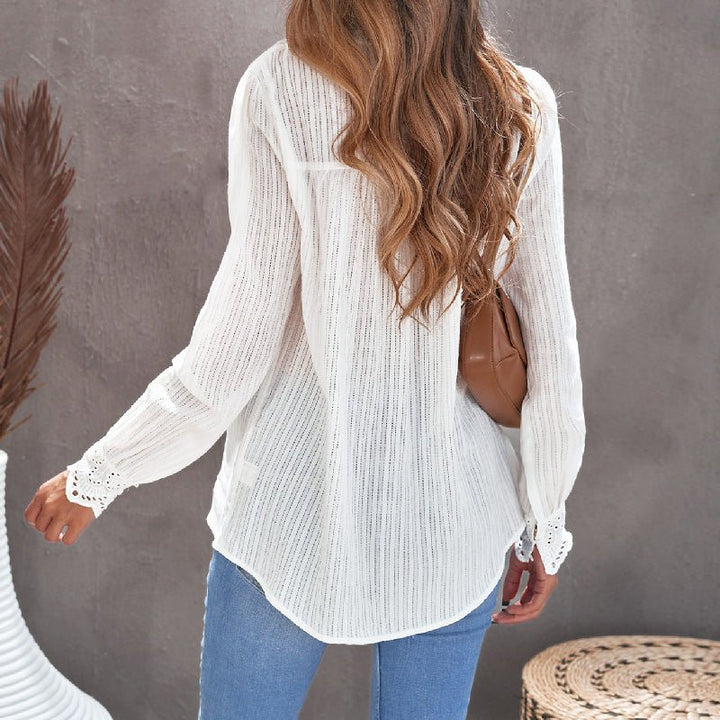 Lys, langermet kvinnebluse med blonder. En ny, elegant topp som passer til vår, sommer og høst.