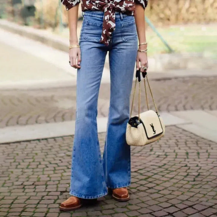 Komfortabel fritidsbukse: blå flare jeans med høy midje, allsidig for damer.