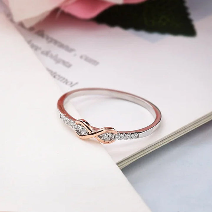 Dame infinityring i sølv, gull eller rosegull. Sentimentalt smykke, evig gave til datter.