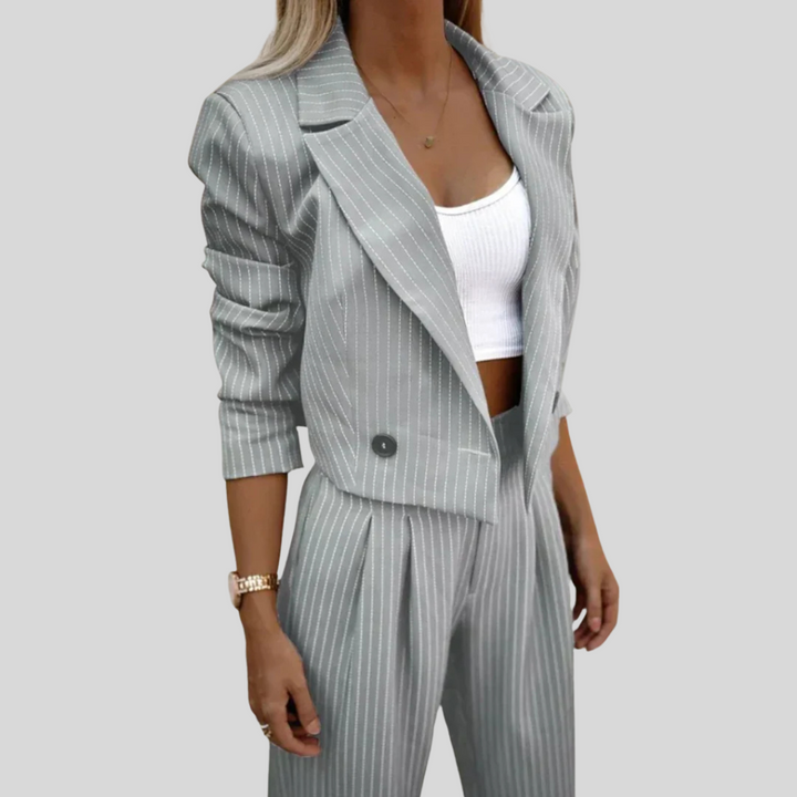 Grå todelt dame dressett med blazer og bukse, perfekt for kontor og fest. Elegant og moderne kvinneklær.