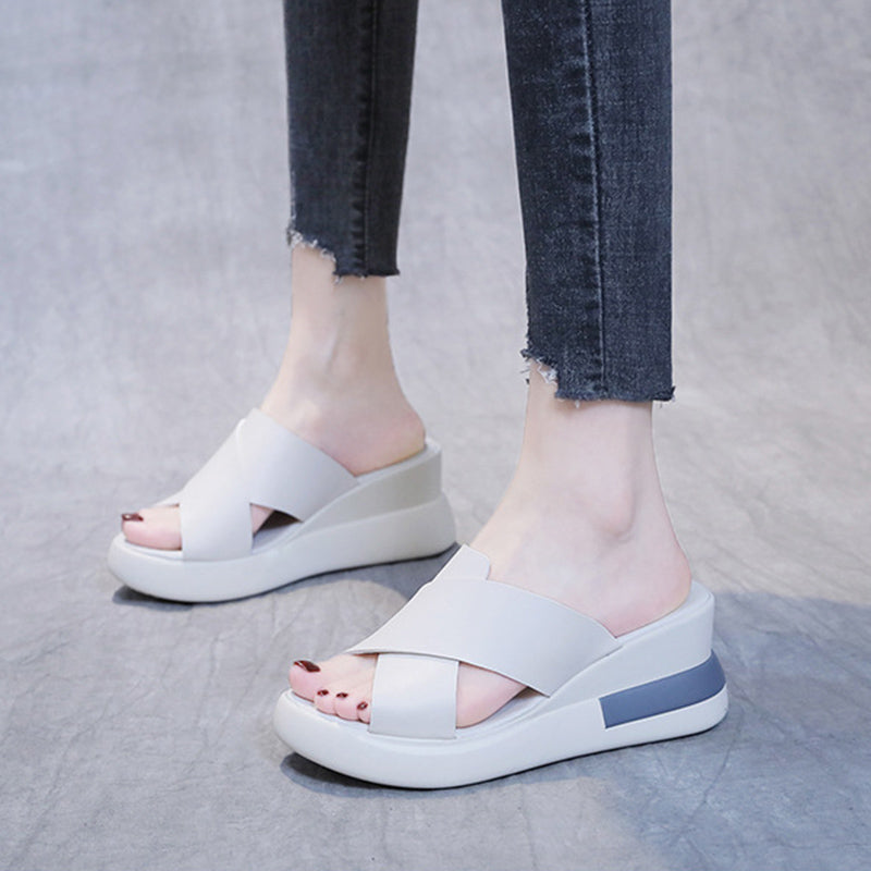 Moderne damesko: Komfortable sandaler med kilehæl, åpen tå og elegant stil.
