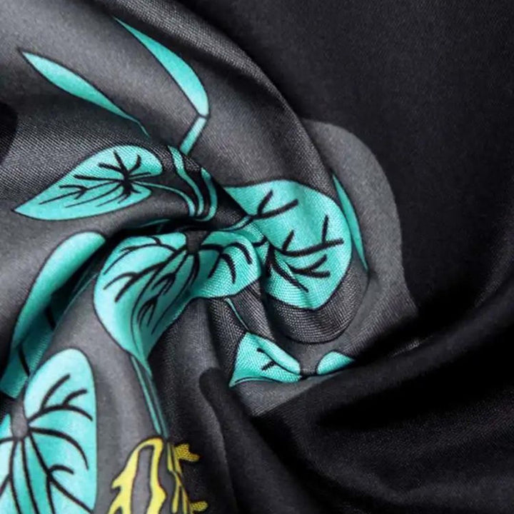 Vår/sommer damekjole: Grønn blomstret minikjole med lange ermer. Elegant og luftig polyester.