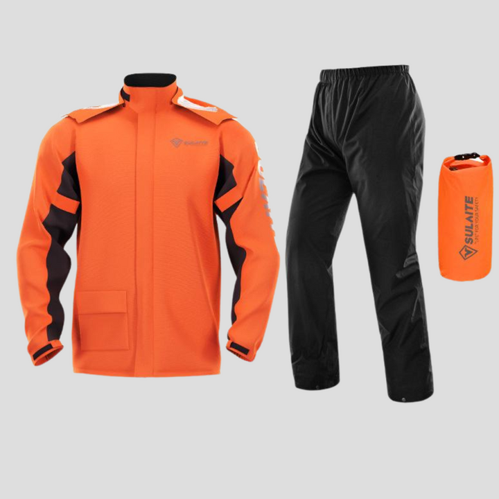 Modell i unisex vanntett regndress på tur i skogen. Gir allvær beskyttelse for aktiv utendørsbruk og turklær.