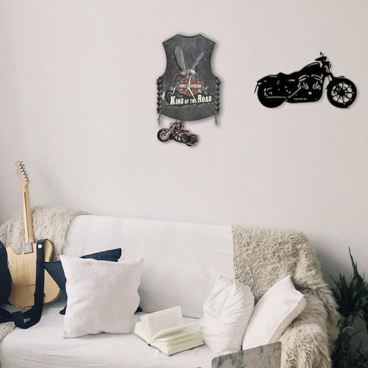 Detaljert motorsykkel veggklokke med pendel, laget av tre. Perfekt som unik dekorasjon for stuen eller gave.
