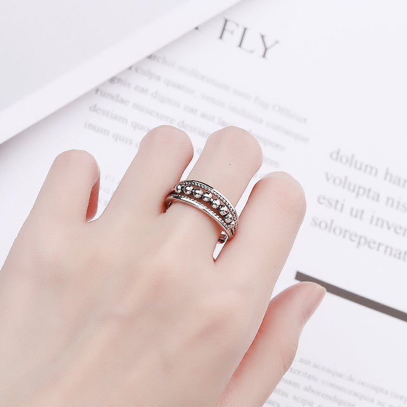 Gullfarget fidget ring med roterende design, et diskret og effektivt stressverktøy.