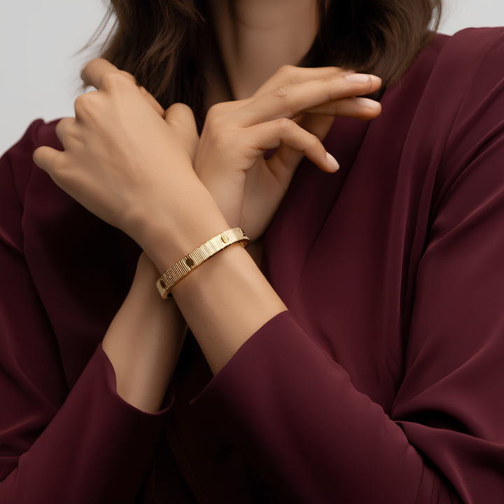 Metallarmbånd med 'Love'-budskap. Fleksibelt og holdbart unisex smykke for alle anledninger.