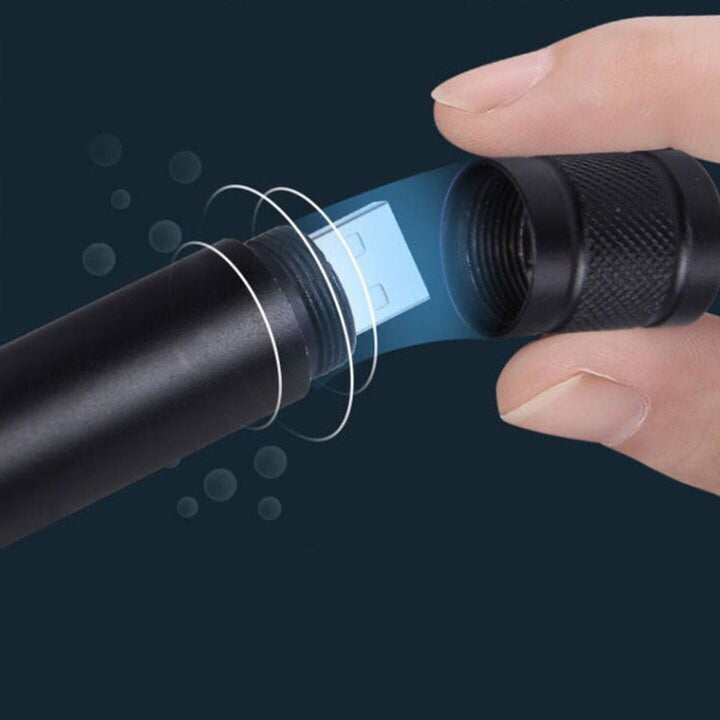Grønn laserstråle fra langdistanse laserpeker mot en vegg i mørket, med lommelyktfunksjon.